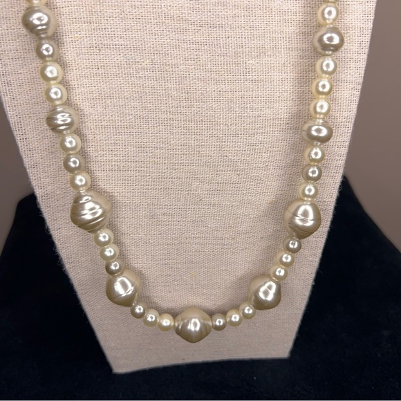 Vintage Pearl Beaded Necklace Multiple Size Beads Retro 80s Era Event Party - Picture 4 of 7